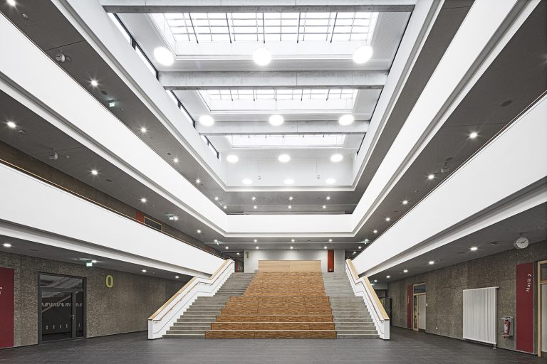 Treppenhaus Atrium im Schulcampus in Pieschen in Dresden Architekturfotografie
