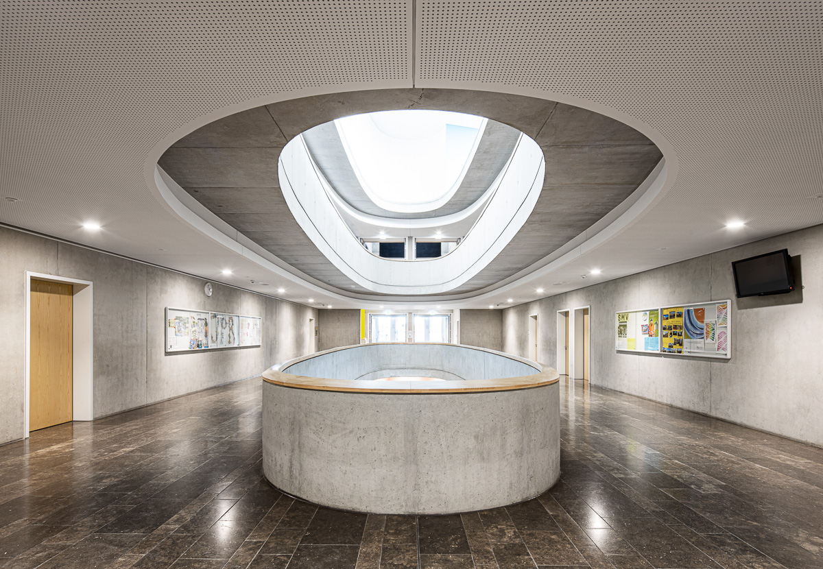 Atrium Schulgang - Architekturfotografie von Johann-Pachelbel-Realschule in Nürnberg, Architekturfotograf Ken Wagner