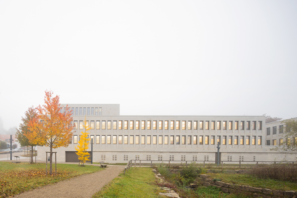 Amtsgericht in Günzburg bei München im Morgennebel im Herbst - Architekturfotograf Ken Wagner