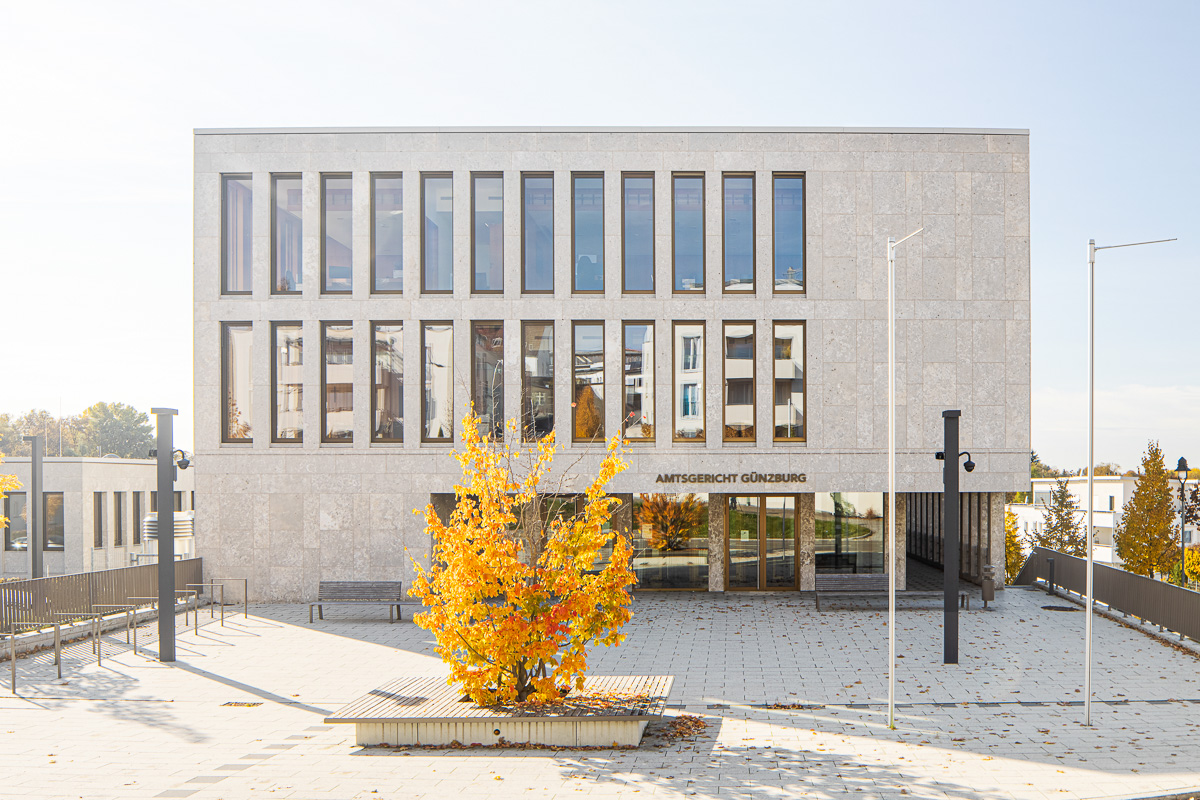 Haupteingang Amtsgericht Günzburg bei Sonne - Architekturfotograf Ken Wagner