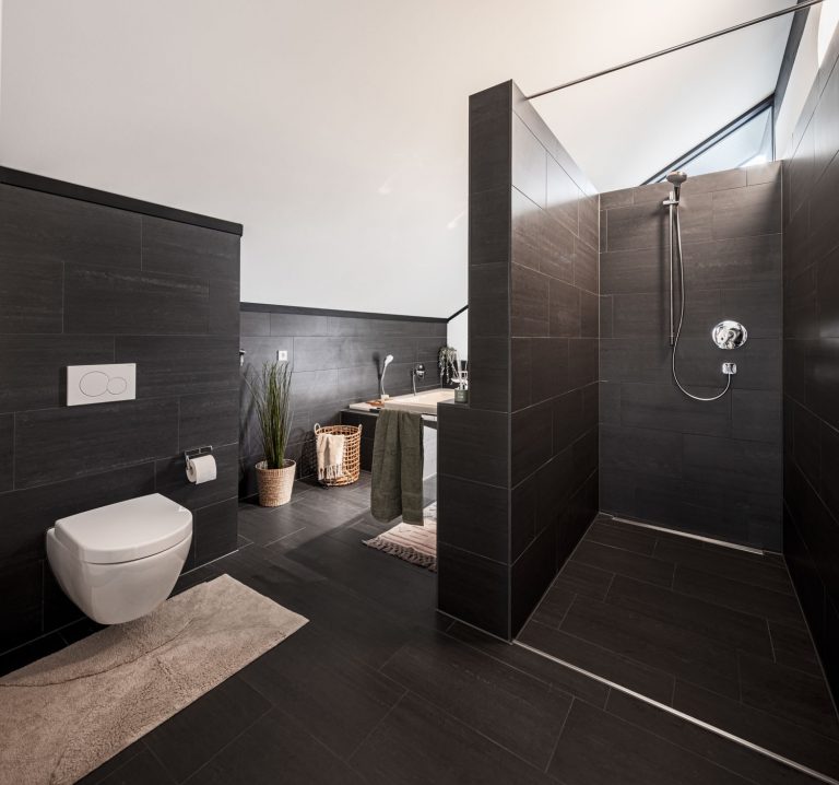 Badezimmer mit Dusche und Badewanne - Immobilienfotografie - Home Stage - Fotograf: Ken Wagner