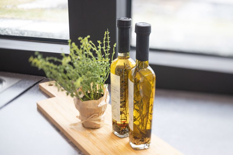 Olivenöl in der Küche eines Einfamilienhaus - Architekturfotograf Ken Wagner