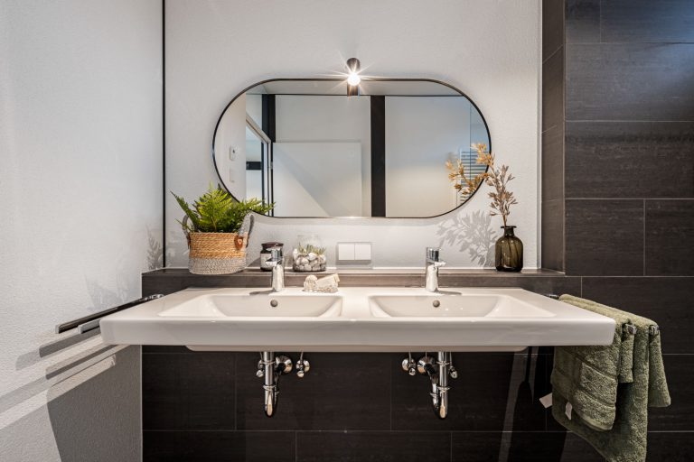 Badezimmer mit Handtücher, Deko und Waschbecken - Architekturfotograf Ken Wagner
